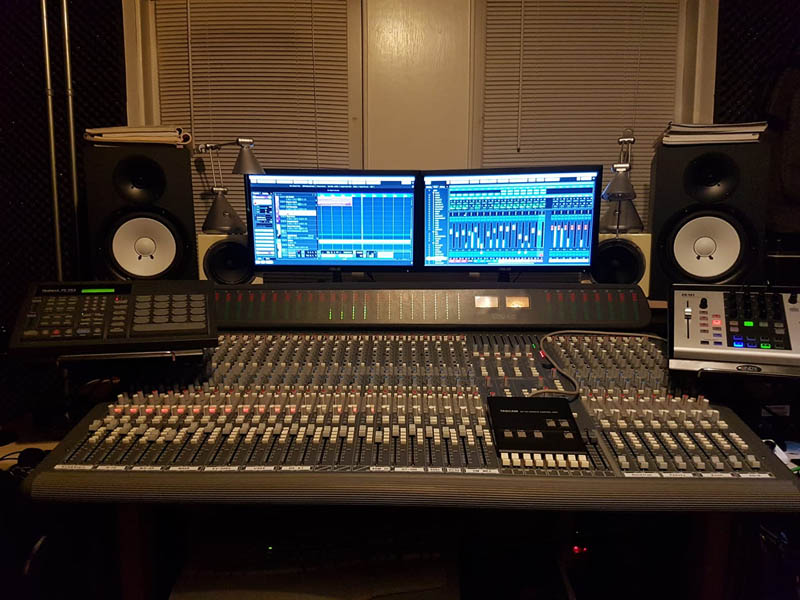 De studio met de 'nieuwe' Soundtracs Topaz Project 8 32ch inline mixing console
