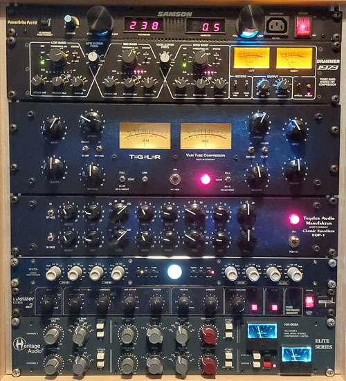 Het rack met alle mastering apparatuur