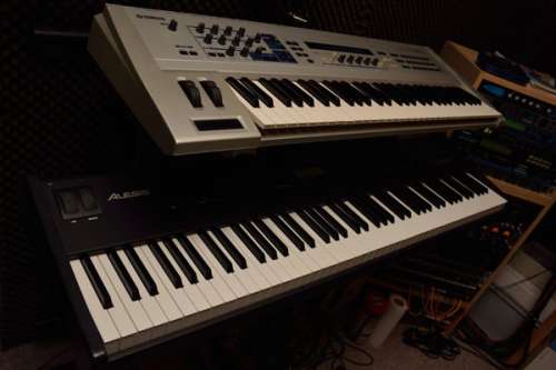 De Yamaha en de Alesis synthesizers