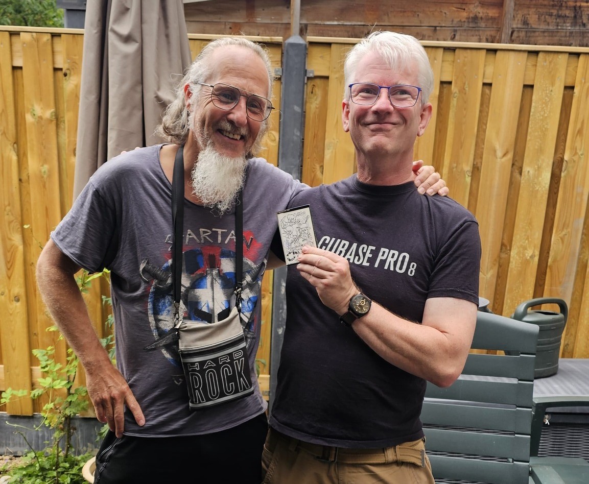 Pascal heeft alsnog even de demotape van Chalice uit Zevenaar uit 1988 gesigneerd!