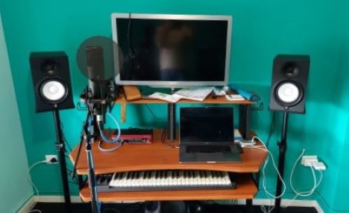 De bestelde apparatuur van Djago is geplaatst en aangesloten. Nu heeft hij weer een eigen home-studio.